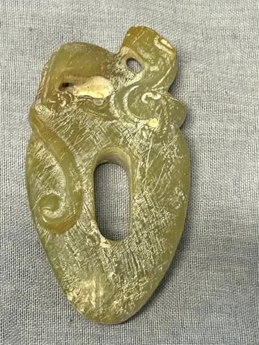 Warring States–Han Chi-Dragon Heart-Shaped Jade Pendant
